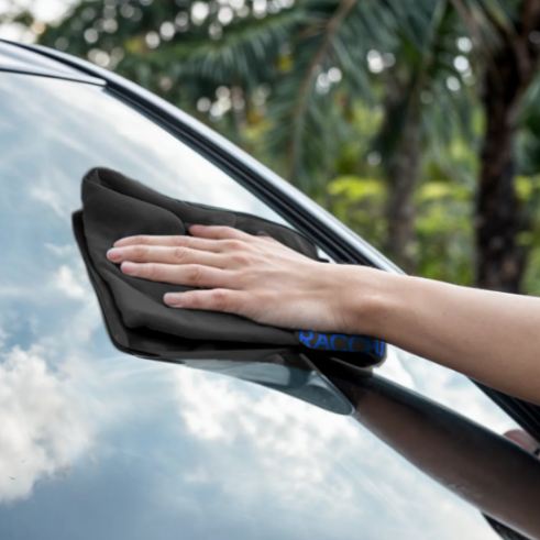 Pulire i vetri dell'auto non è più un problema