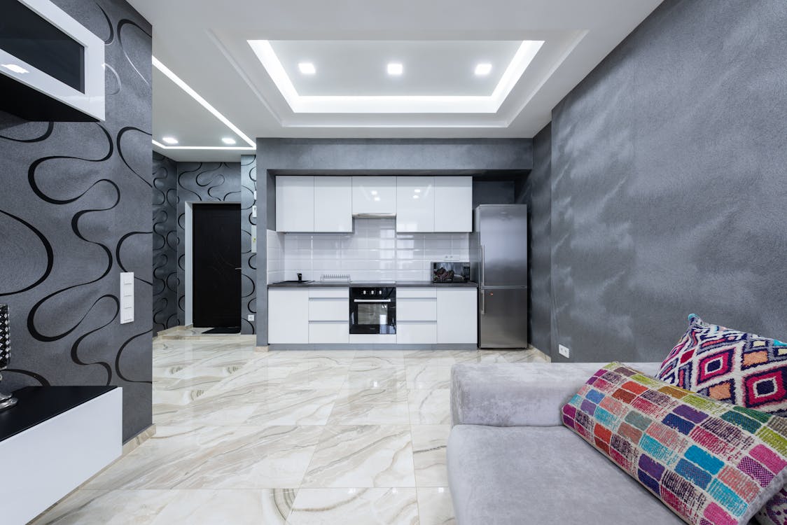 Casa pulita con pavimento lucido in marmo.