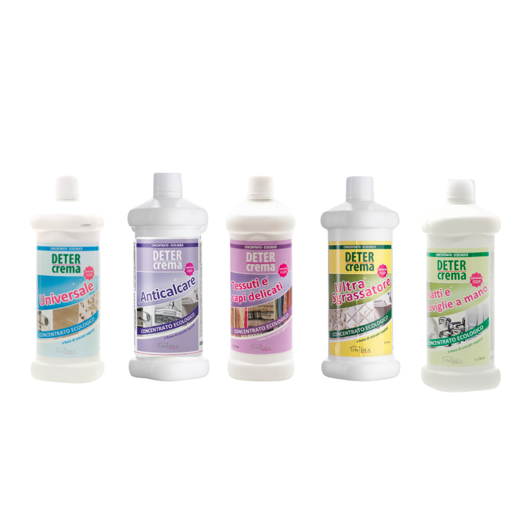 Fotografia di prodotto di cinque flaconi bianchi di Detercrema ecologico con etichette che indicano varie funzioni come universale anticalcare e sgrassatore