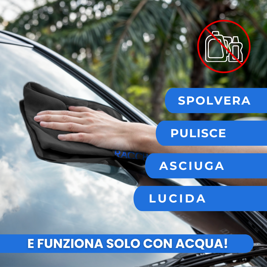 Mano che pulisce il parabrezza di un'auto con un panno in microfibra grigio scuro con logo SCRACCHIO blu, con riquadri SPOLVERA PULISCE ASCIUGA LUCIDA, un simbolo rosso di prodotti chimici barrati e fascia blu "FUNZIONA SOLO CON ACQUA"