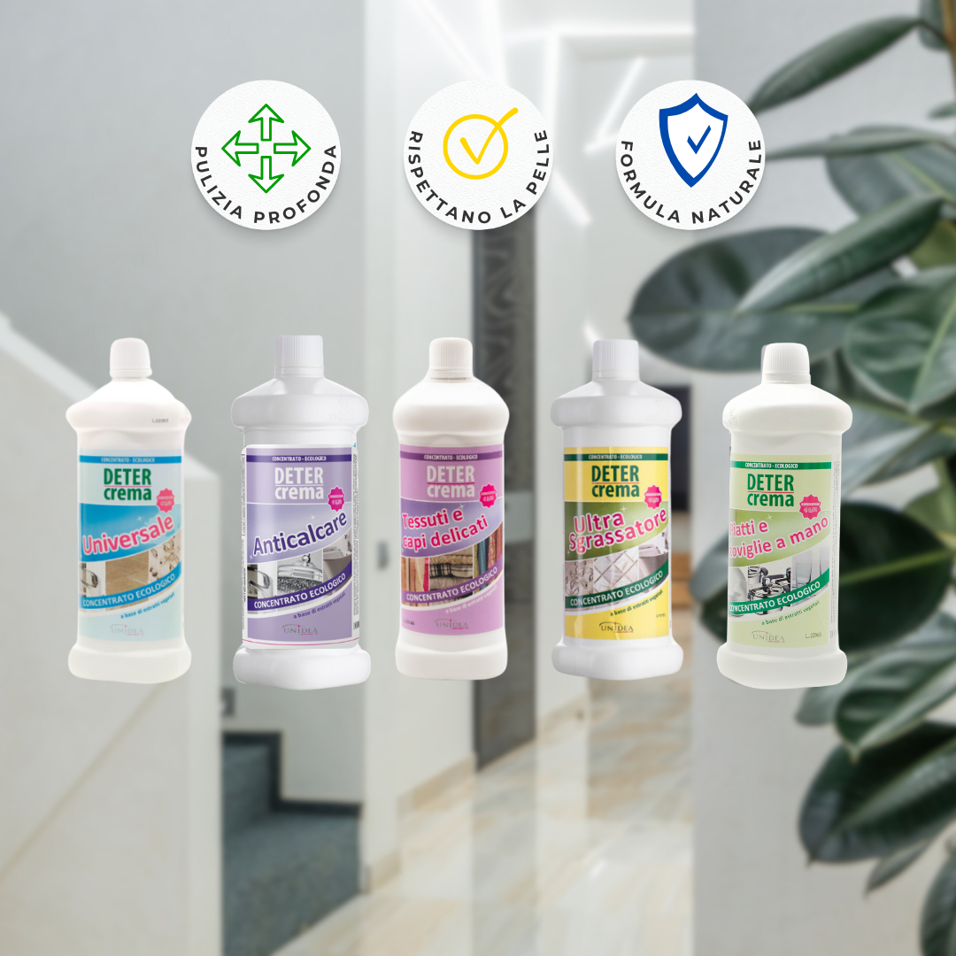 Fotografia di prodotto di cinque flaconi di DeterCrema per la pulizia con etichette e icone circolari che evidenziano Pulizia Profonda, Rispettano la Pelle e Formula Naturale