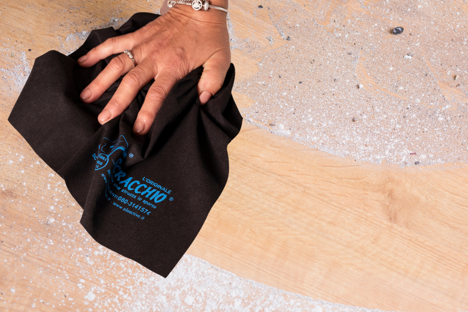 Panno Scracchio pulisce tavolo, spolvera e lucida